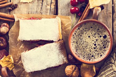 Bir kiraz ile meyveli turta. Vişneli tart. 