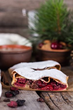 Bir kiraz ile meyveli turta. Vişneli tart.