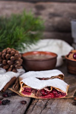 Bir kiraz ile meyveli turta. Vişneli tart.