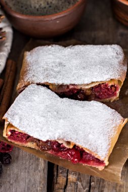 Bir kiraz ile meyveli turta. Vişneli tart.