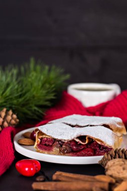 Bir kiraz ile meyveli turta. Vişneli tart.