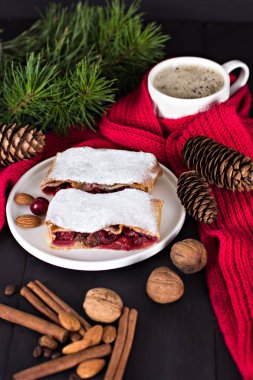 Bir kiraz ile meyveli turta. Vişneli tart.