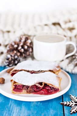 Bir kiraz ile meyveli turta. Vişneli tart.