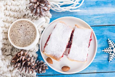 Bir kiraz ile meyveli turta. Vişneli tart.