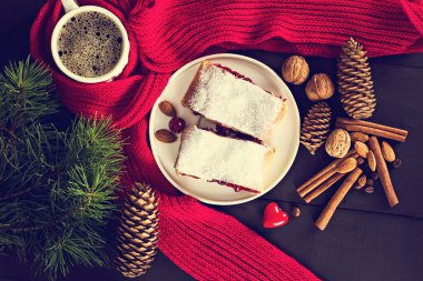 Bir kiraz ile meyveli turta. Vişneli tart.