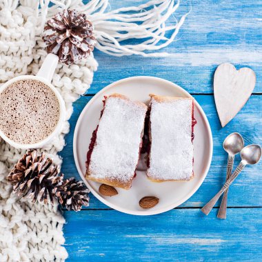 Bir kiraz ile meyveli turta. Vişneli tart.