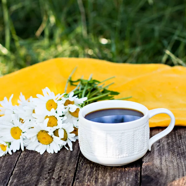 Espresso-Kaffee und Sommerblumen. — Stockfoto