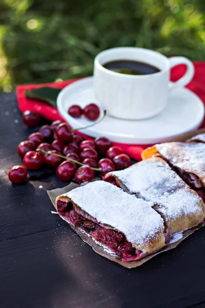 Bir kiraz ile meyveli turta. Vişneli tart.