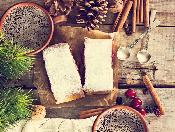 Bir kiraz ile meyveli turta. Vişneli tart.