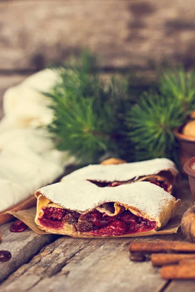 Bir kiraz ile meyveli turta. Vişneli tart.