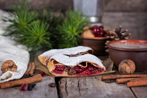 Bir kiraz ile meyveli turta. Vişneli tart.