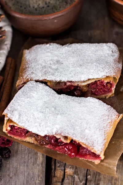 Bir kiraz ile meyveli turta. Vişneli tart.