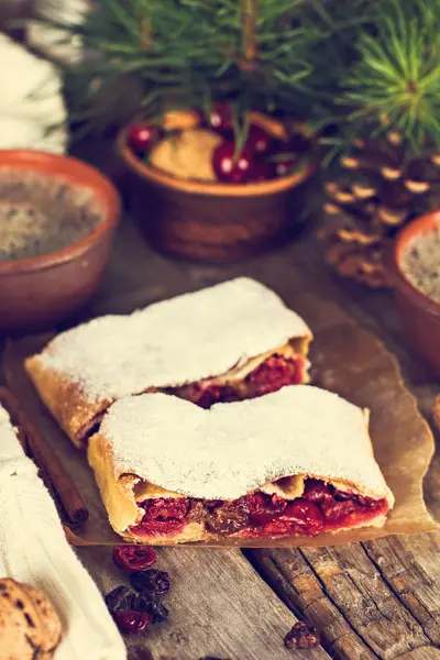 Bir kiraz ile meyveli turta. Vişneli tart.