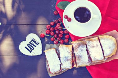 Bir kiraz ile meyveli turta. Vişneli tart.