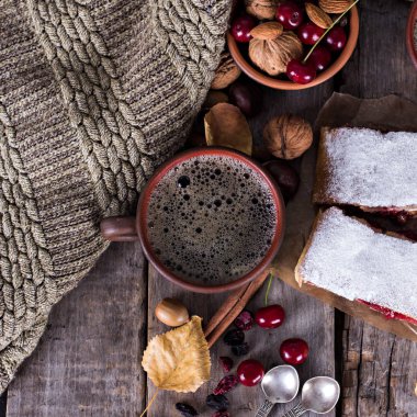 Bir kiraz ile meyveli turta. Vişneli tart.