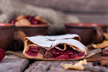 Bir kiraz ile meyveli turta. Vişneli tart. 