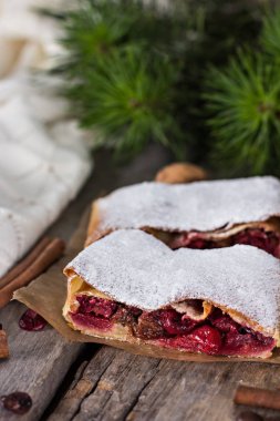 Bir kiraz ile meyveli turta. Vişneli tart.