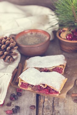 Bir kiraz ile meyveli turta. Vişneli tart.