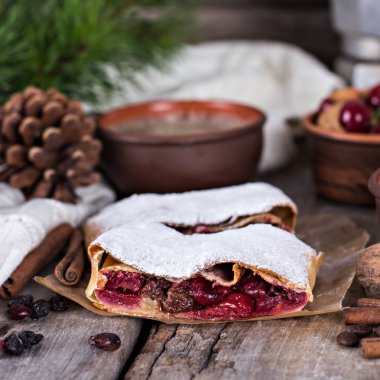 Bir kiraz ile meyveli turta. Vişneli tart.