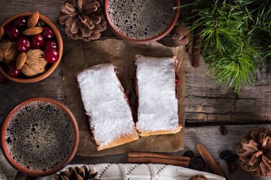 Bir kiraz ile meyveli turta. Vişneli tart.