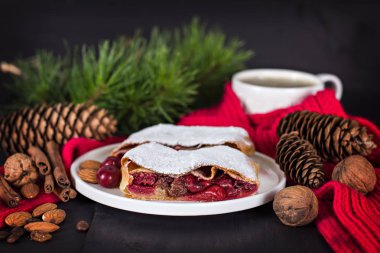 Bir kiraz ile meyveli turta. Vişneli tart.