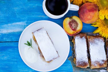 Şeftali ve elma ile Strudel