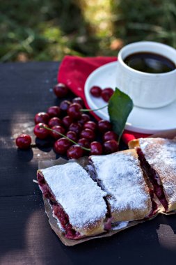 Bir kiraz ile meyveli turta. Vişneli tart.