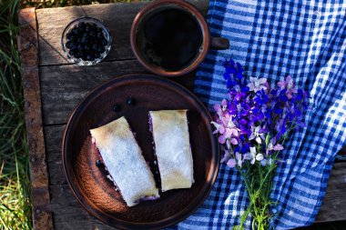 Yaban mersini ile meyveli turta. Pasta, meyveli turta çilek ile.