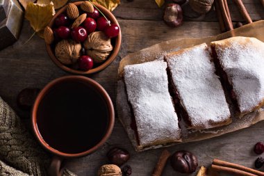 Bir kiraz ile meyveli turta. Vişneli tart.