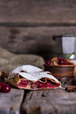 Bir kiraz ile meyveli turta. Vişneli tart.