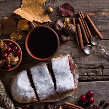 Bir kiraz ile meyveli turta. Vişneli tart.