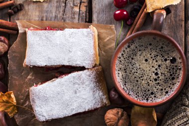 Bir kiraz ile meyveli turta. Vişneli tart. 