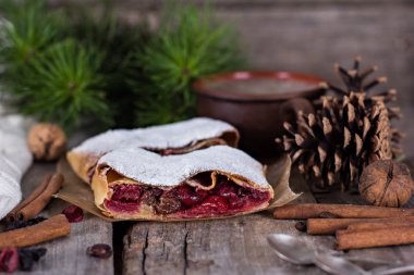 Bir kiraz ile meyveli turta. Vişneli tart.