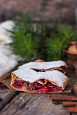 Bir kiraz ile meyveli turta. Vişneli tart.