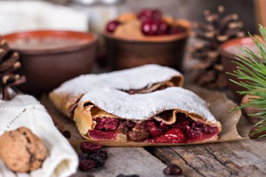 Bir kiraz ile meyveli turta. Vişneli tart.