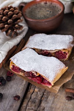 Bir kiraz ile meyveli turta. Vişneli tart.