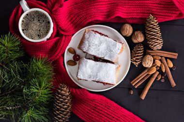 Bir kiraz ile meyveli turta. Vişneli tart.