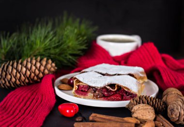 Bir kiraz ile meyveli turta. Vişneli tart.