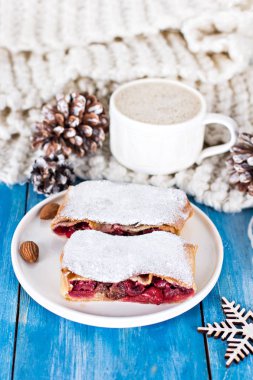 Bir kiraz ile meyveli turta. Vişneli tart.