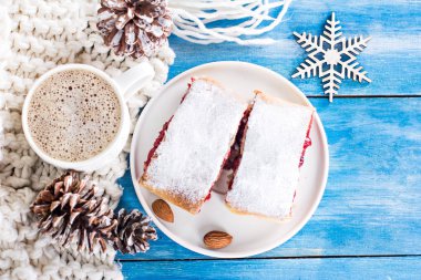 Bir kiraz ile meyveli turta. Vişneli tart.