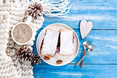 Bir kiraz ile meyveli turta. Vişneli tart.