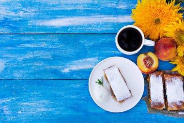 Şeftali ve elma ile Strudel