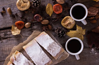 Bir fincan kahve espresso, pasta ve sonbahar yaprakları ile. Sonbahar. 