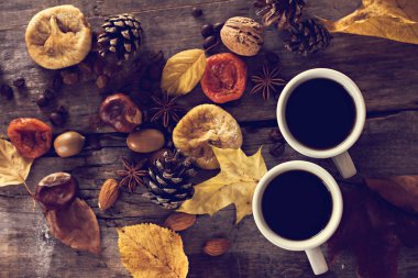 Bir fincan kahve espresso ve sonbahar yaprakları ile. 