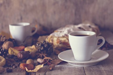 Bir fincan kahve espresso, pasta ve sonbahar yaprakları ile. Sonbahar. 