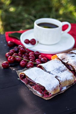 Bir kiraz ile meyveli turta. Vişneli tart.