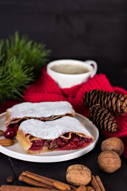 Bir kiraz ile meyveli turta. Vişneli tart.