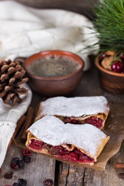 Bir kiraz ile meyveli turta. Vişneli tart.