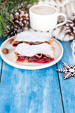 Bir kiraz ile meyveli turta. Vişneli tart.