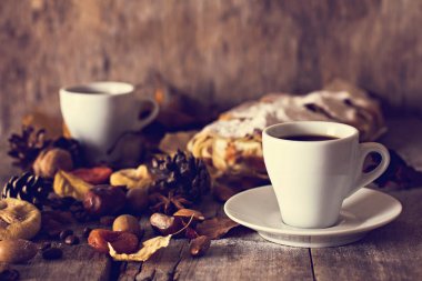 Bir fincan kahve espresso, pasta ve sonbahar yaprakları ile. Sonbahar. 